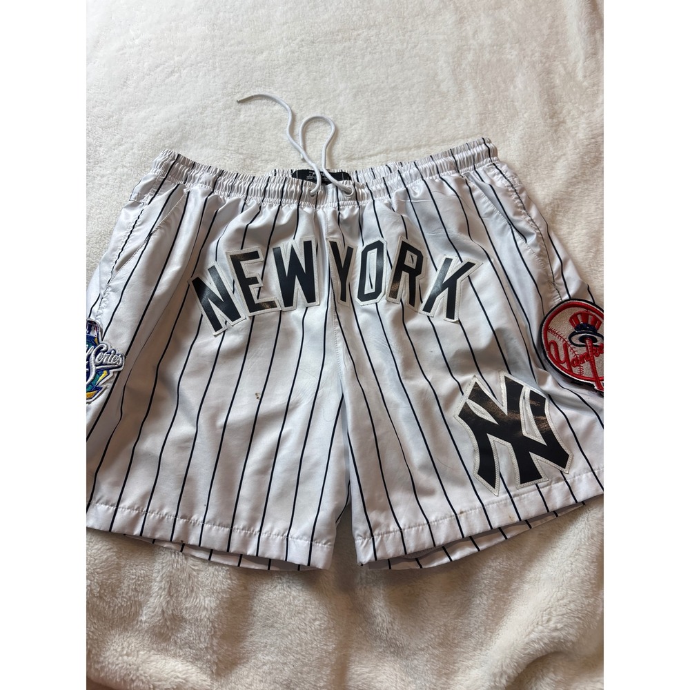 Pro Standard New York Yankees Pinstripe Shorts 1999 World Series White Mens L